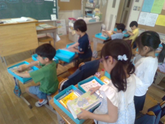 道具箱の中を整理している様子