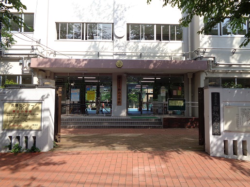 駒込小学校玄関