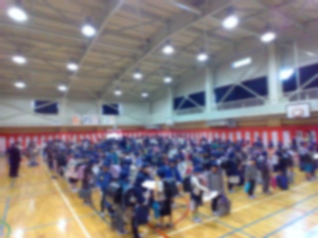 体育館に集まった子ども達の様子