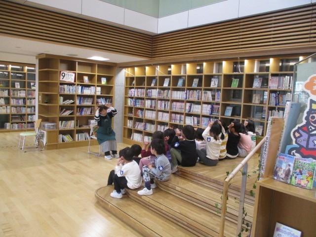 園児に読み聞かせ２