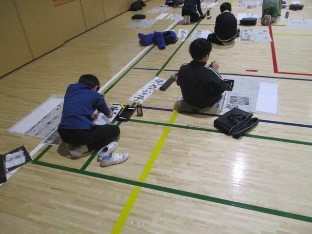 書き初めの様子４年３