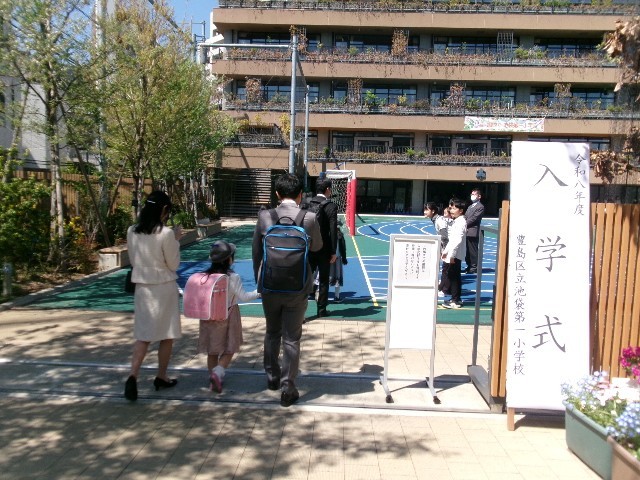 お家の人とワクワクしながら通った校門