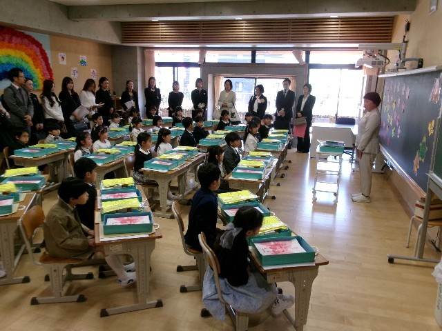 担任の先生のお話を聞いている新入生