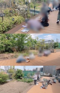 テラスで絵を描く児童1