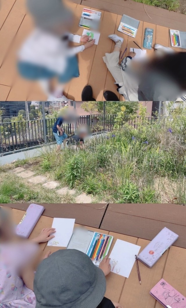 テラスで絵を描く児童2