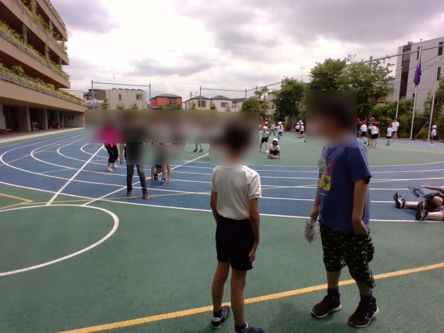 校庭・だるまさんがころんだ