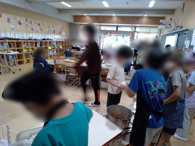 給食当番の４年生
