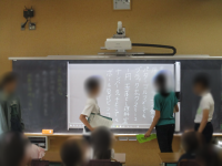 班の６年生が、お店の案をまとめている。