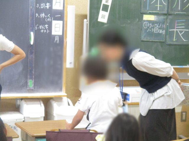 一年生がお店の案を提案し、教員が補助している。