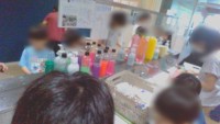 的あての「的」を色水で作っている様子
