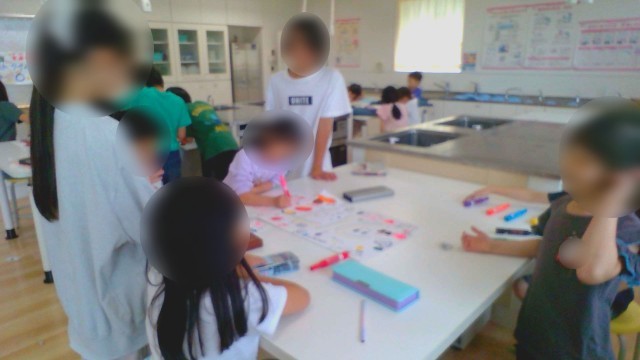 上級生が下級生に声を掛けている様子