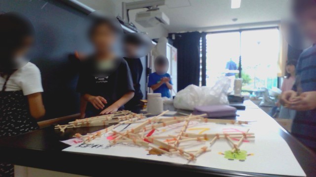 射的の輪ゴム銃を作っている様子