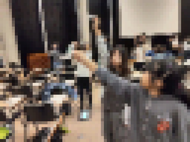 腕を伸ばして
