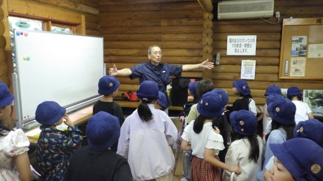 池袋の森についてのお話を聞く子どもたち