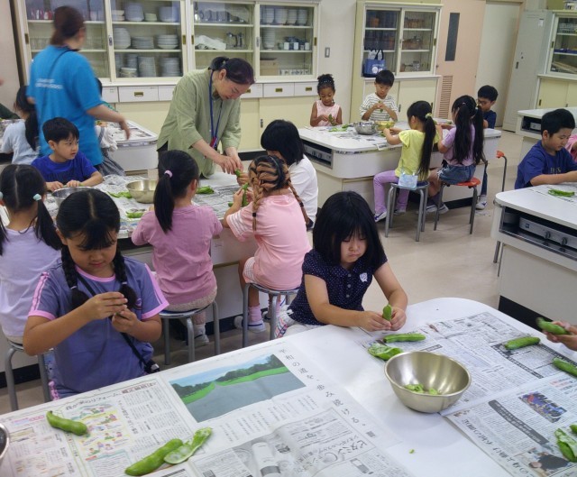 「そら豆のさやをむく様子」