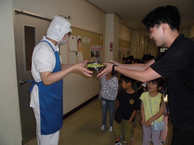 むいたそらまめの調理を給食さんにお願いしました。