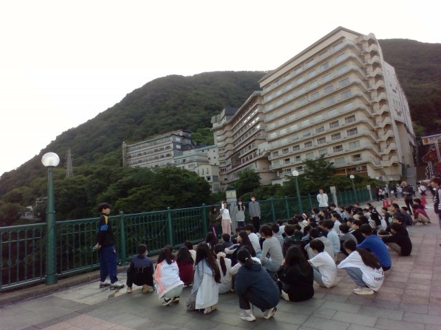奥に見えるのが宿泊先です。