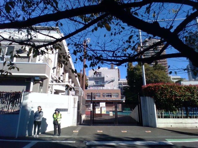 南門。桜はすっかり秋の装い