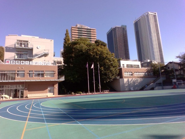 秋の風が吹き抜ける校庭
