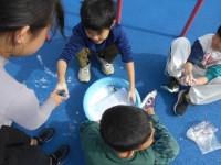 洗濯板とたらいを使い、洗濯する様子