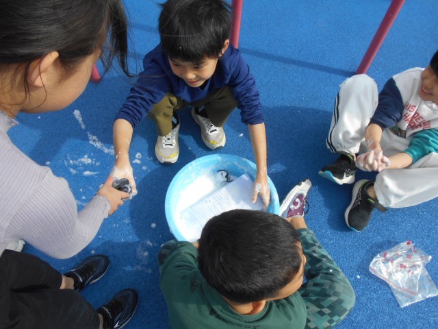 洗濯板とたらいを使い、洗濯する様子