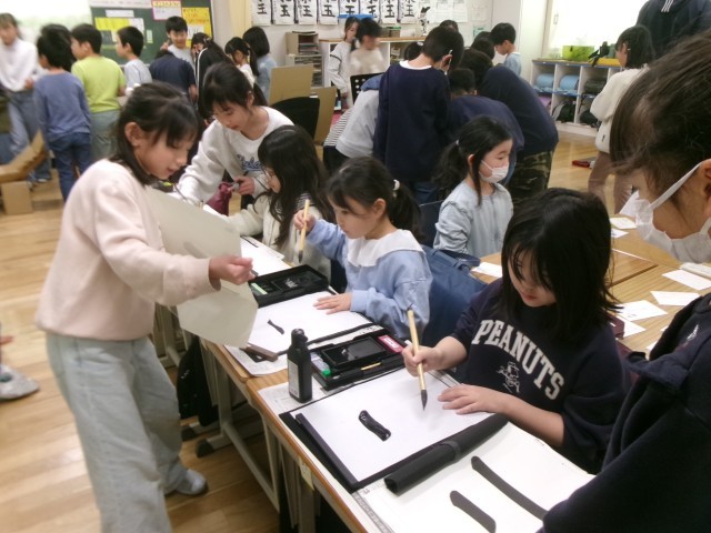 毛筆書写について伝えている様子