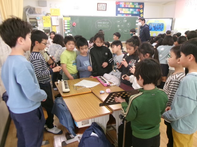 リコーダーについて伝えている様子