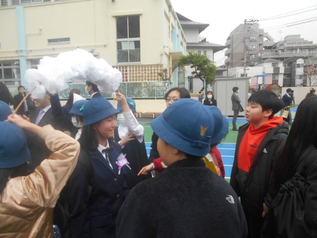 お別れ行進の様子