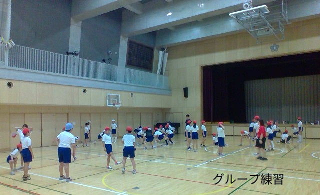 グループに分かれて練習
