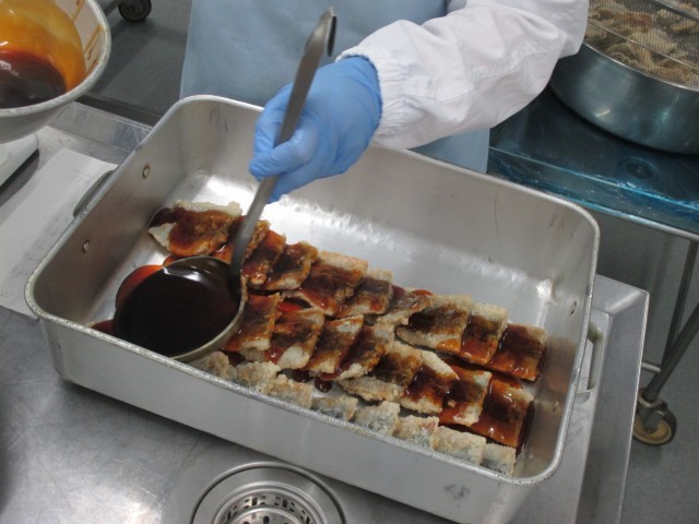 最後にかば焼きのタレをたっぷりかけます。