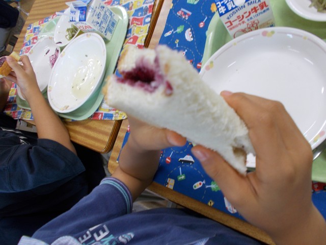 僕ははさんで食べます。