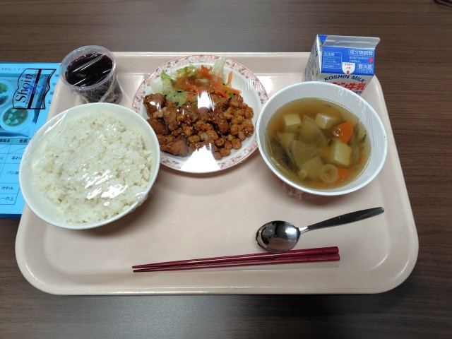 中央:カツオと大豆の味噌がらめ