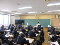 委員会担当の先生の話を聞く様子(保険委員会)