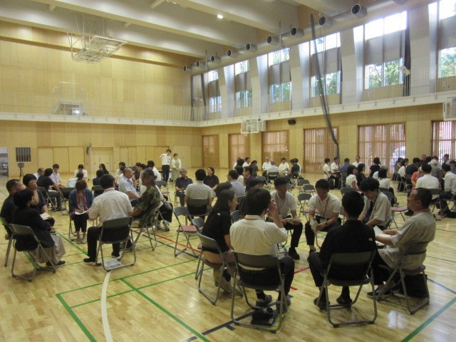 各学校ごとに７名程度のグループをつくり熟議中