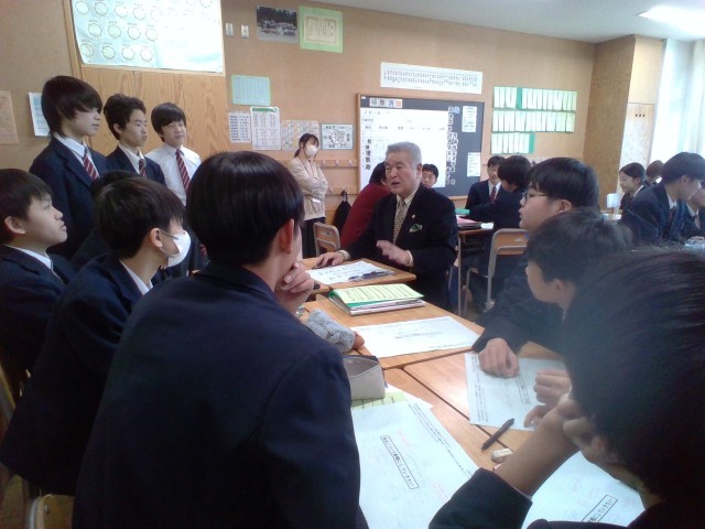 吉村さんに地域の歴史を聞く