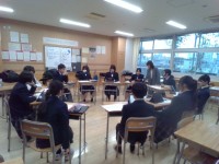 お互いの学校のことを話合う様子