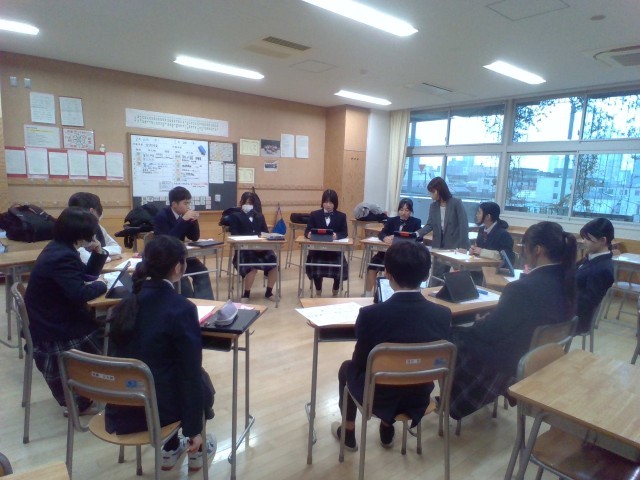 お互いの学校のことを話合う様子