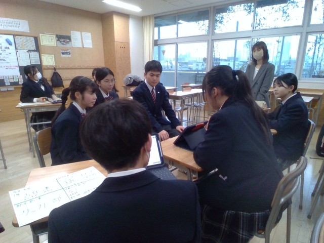 学校の紹介動画を視聴する様子