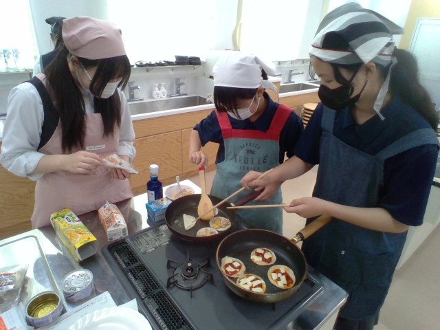 餃子ピザ（焼き始めました）