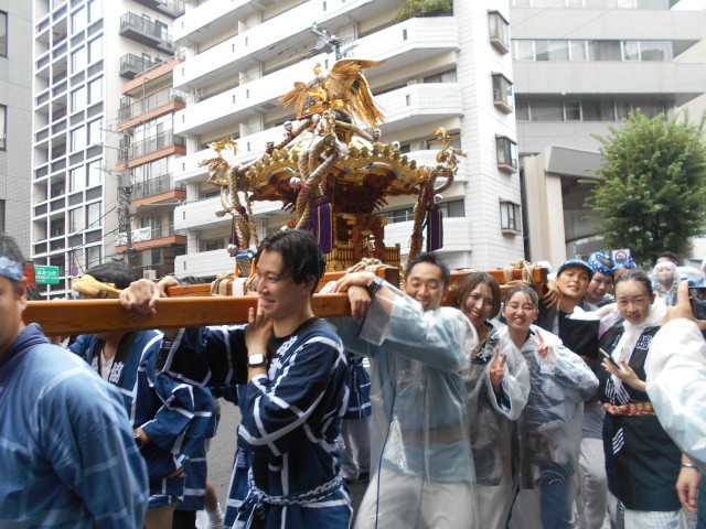 協和睦（巣鴨４丁目）の神輿に肩を入れます
