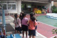 トンボを見送っている様子